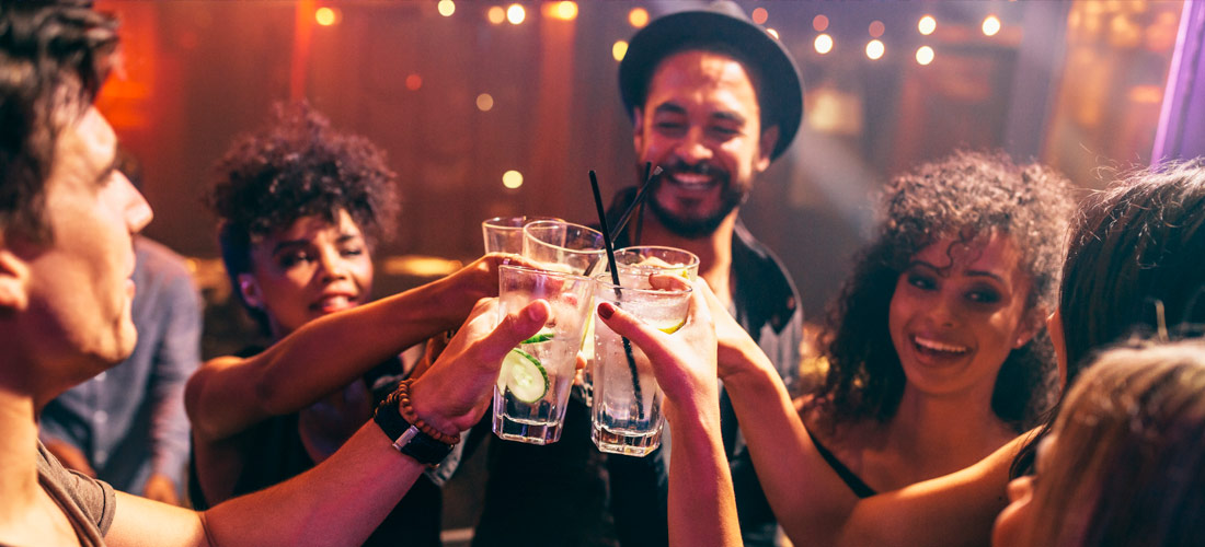 Jóvenes disfrutando de la música de un bar